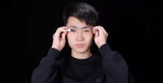 靠一张桌子打脸苹果！中国脑洞最大的网红，凭啥让官媒点赞？
